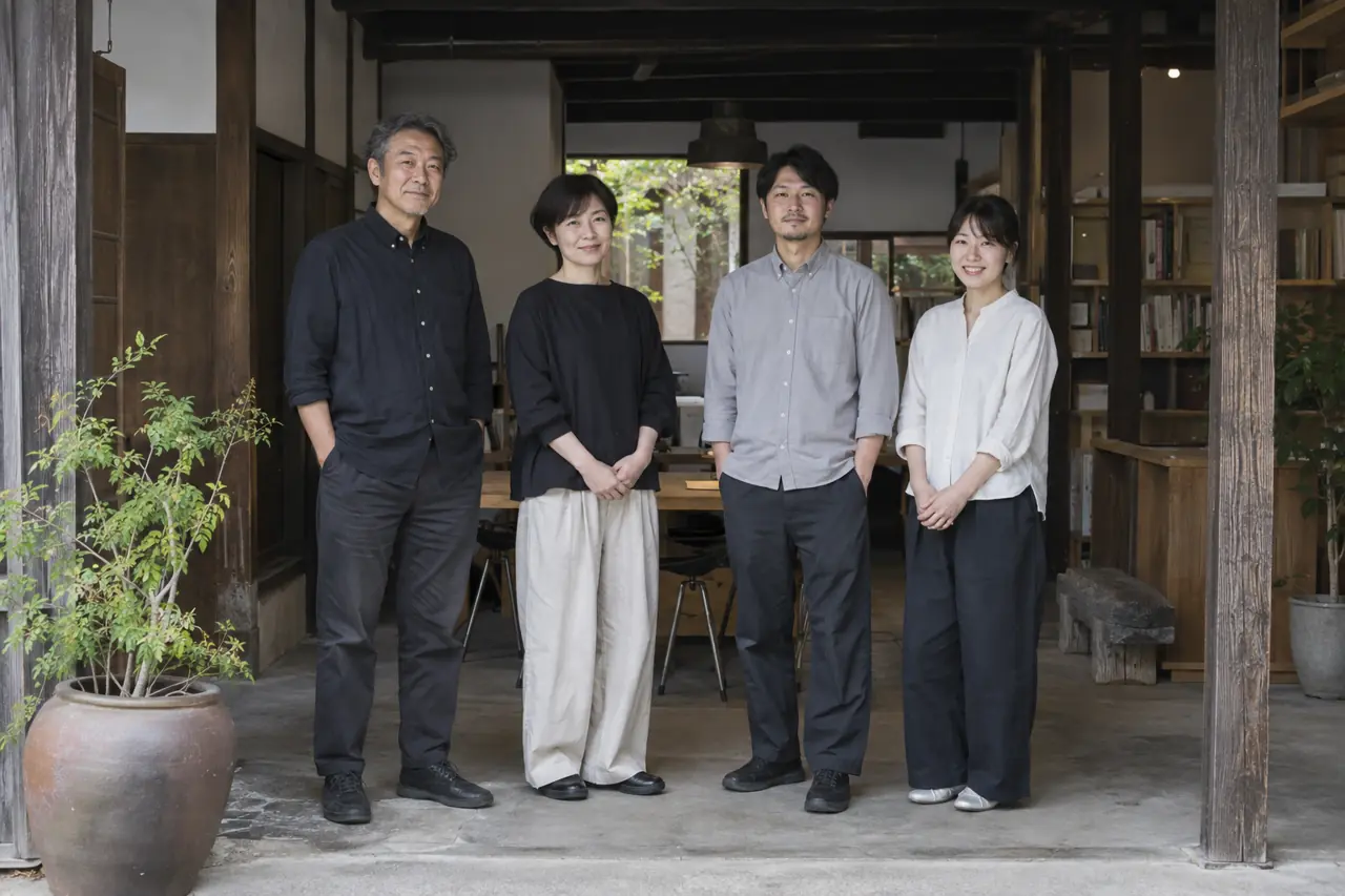 町家の事務所の土間に並ぶ所員4人