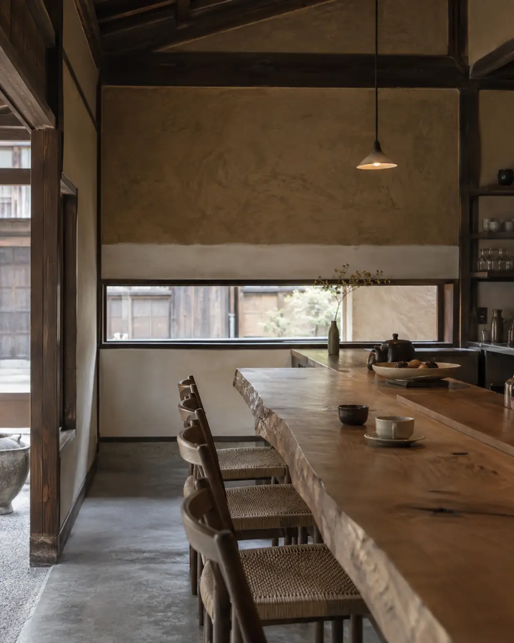 古い建物を改修した喫茶店の一枚板のカウンター
