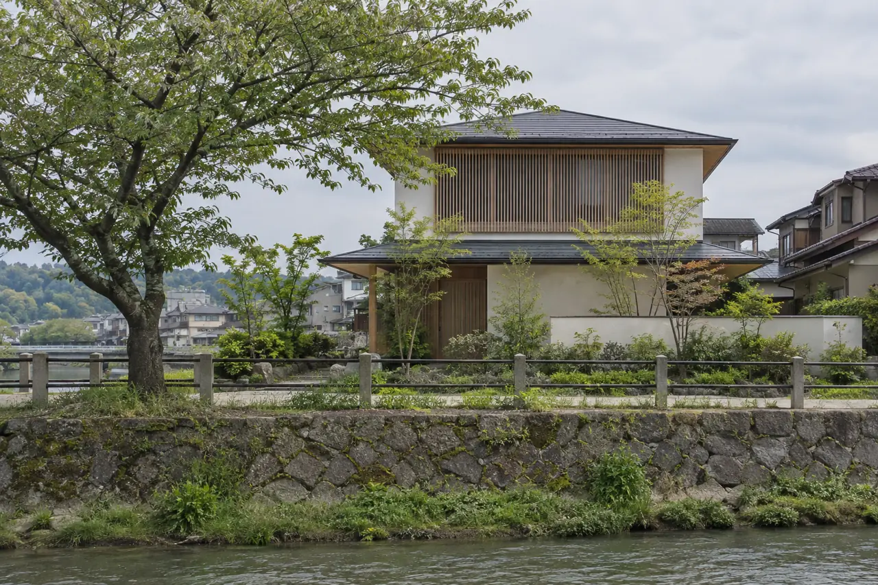 犀川沿いに建つ白い塗り壁と木のルーバーの住宅