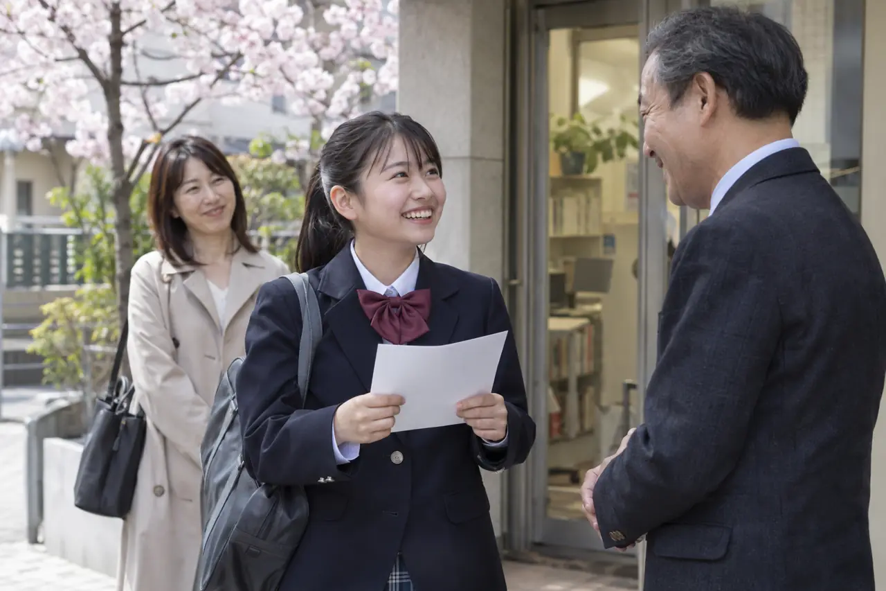 合格の報告に来た生徒と塾長