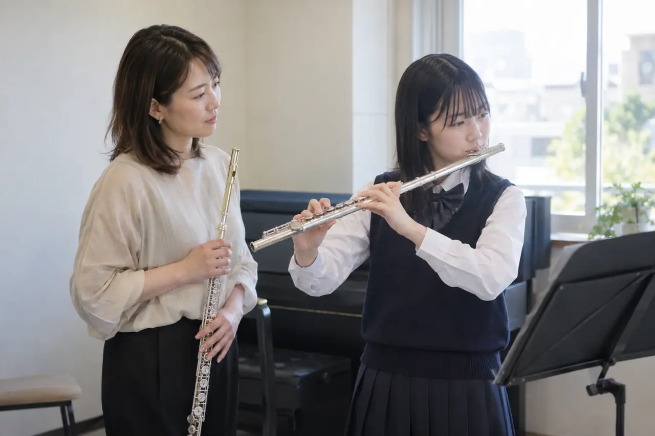 フルートを吹く中学生と講師