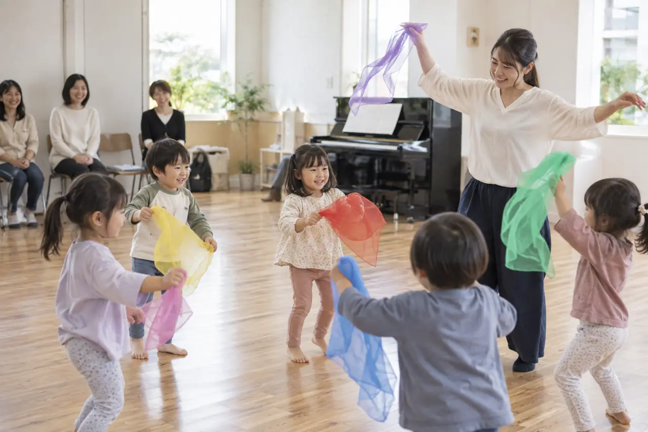 スカーフを持って音楽に合わせて動く3〜4歳の子どもたち