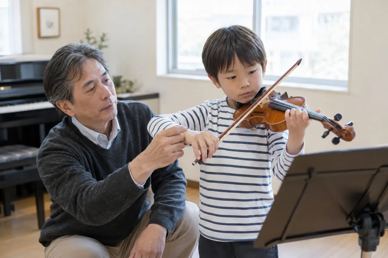 分数サイズのバイオリンを習う男の子