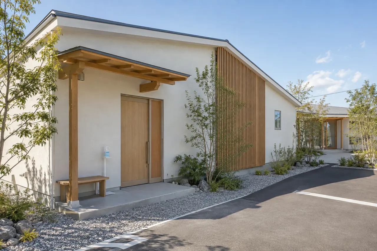 建物の東側にある発熱外来の専用入口