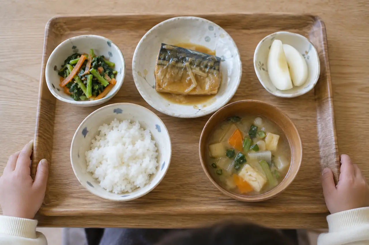 さばの味噌煮とおひたし、味噌汁、梨の給食