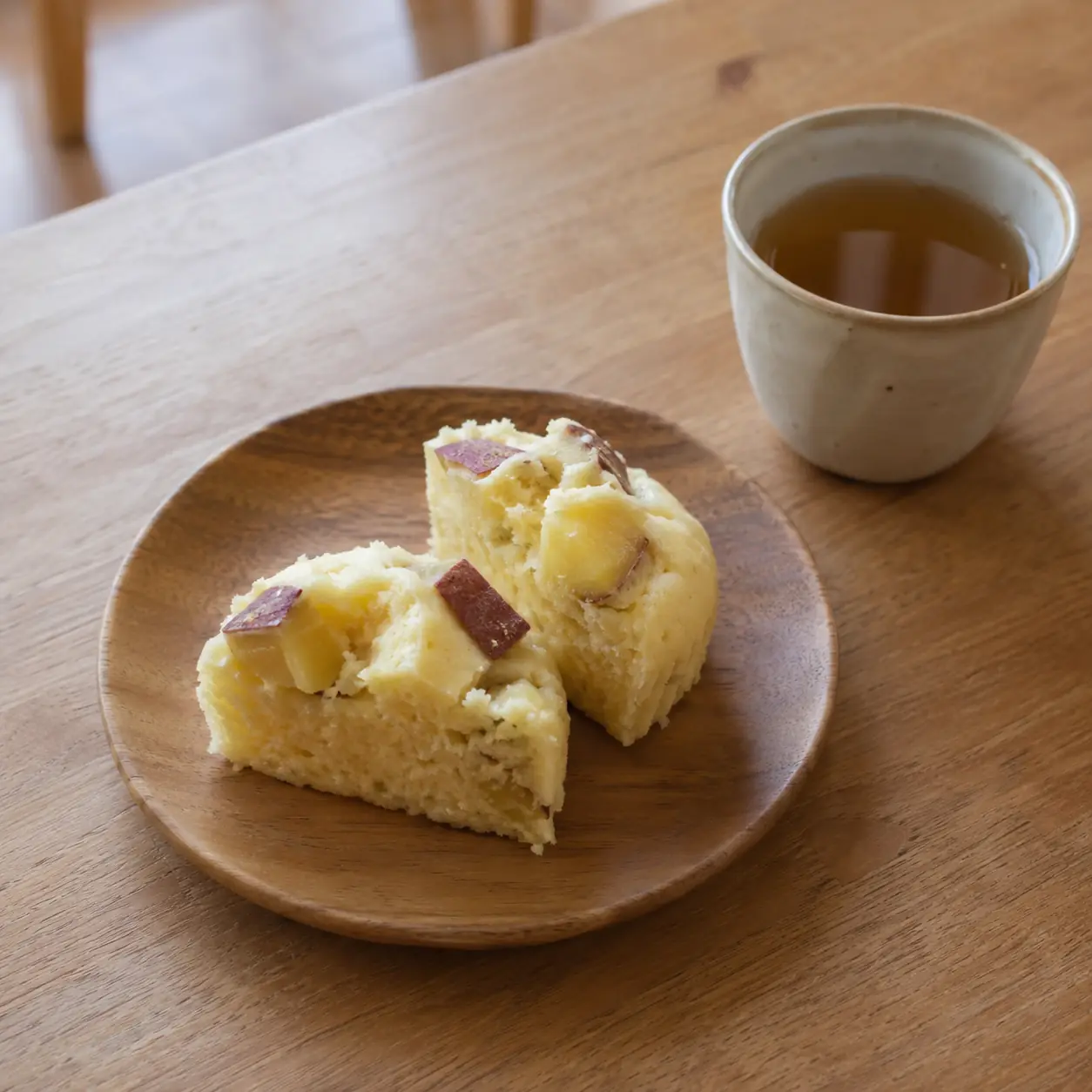 さつまいもの蒸しパンと麦茶