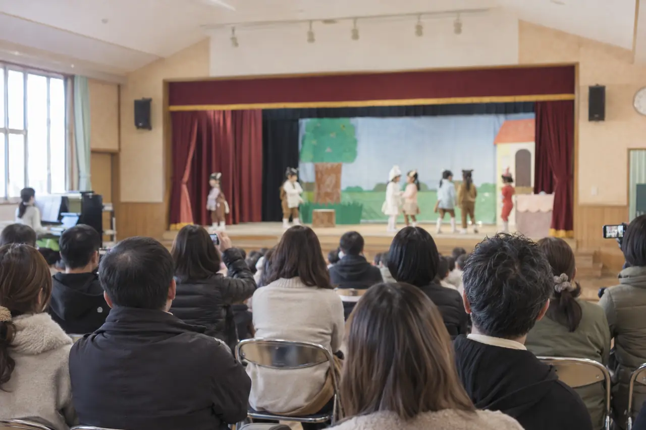 客席の後ろから見た生活発表会の舞台
