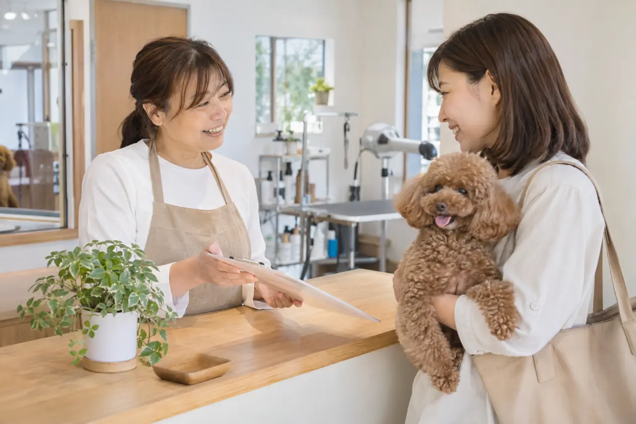 受付でカウンセリングするトリマーと飼い主