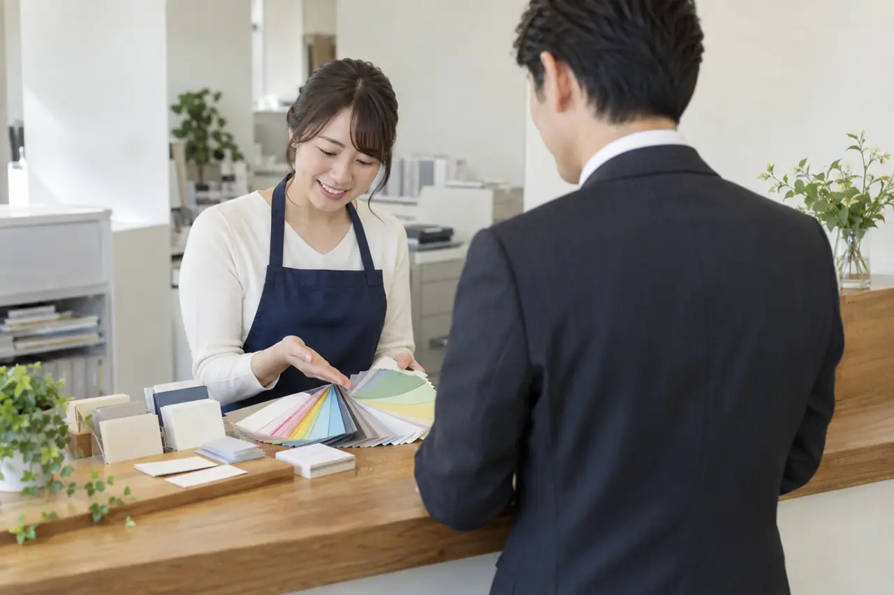 1階の受付カウンターと用紙の見本帳