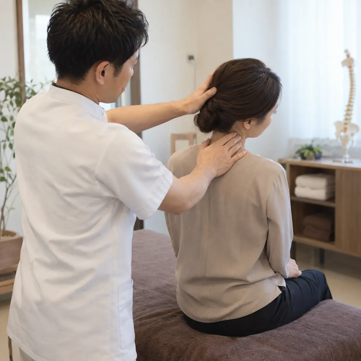 首・肩の状態を確かめている様子