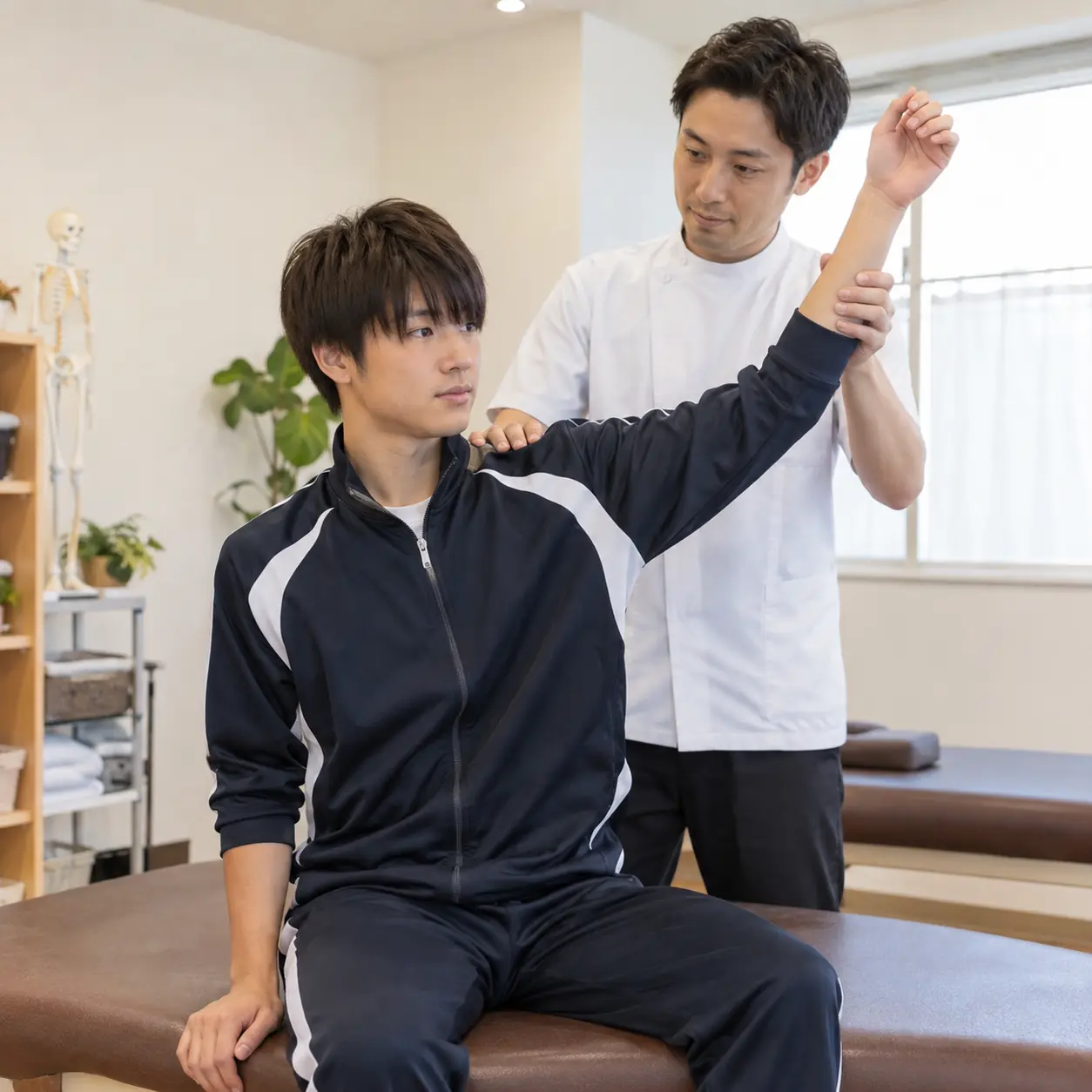 スポーツのけがの状態を確かめている様子
